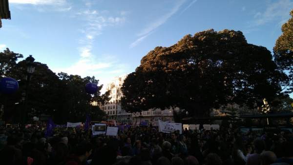 Una marea violeta multicultural recorre el centre de València Una marea violeta multicultural recorre el centre de València