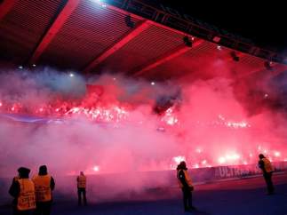 Aficionados del PSG con Bengalas en París