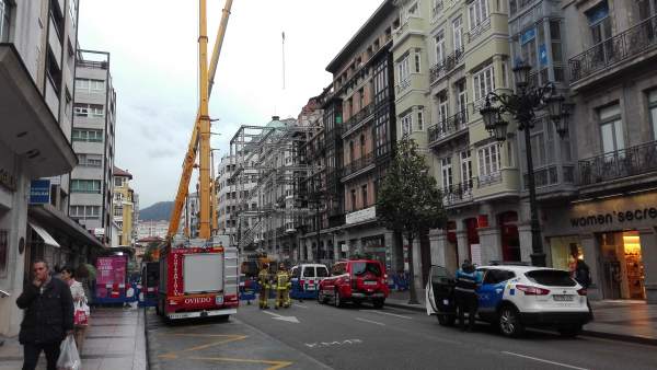 Edificio incendiado en la Calle Uría, incendio urbano, fachada sujeta Edificio incendiado en la Calle Uría, incendio urbano, fachada sujeta