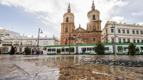 Tranvía de la Bahía a su paso por San Fernando Tranvía de la Bahía a su paso por San Fernando
