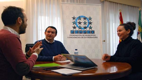 José Manuel Cercas, Francisco Buenavista y una intérprete de signos José Manuel Cercas, Francisco Buenavista y una intérprete de signos