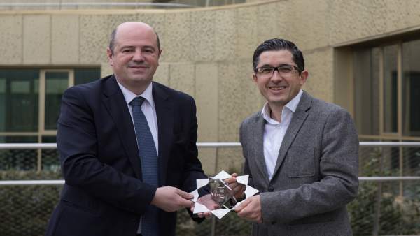 Presentación del galardón. Presentación del galardón.