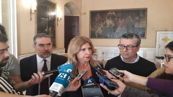 La portavoz socialista en Alicante, Eva Montesinos, en atención a los medios La portavoz socialista en Alicante, Eva Montesinos, en atención a los medios