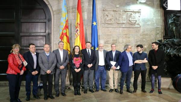 Presentación de las enmiendas en el Palau Presentación de las enmiendas en el Palau