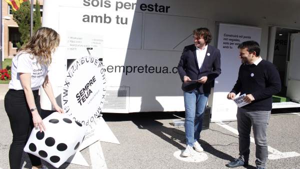 El 'Bus de la llengua' recorrerà més de cent localitats per a promocionar el valencià i "construir ponts" El 'Bus de la llengua' recorrerà més de cent localitats per a promocionar el valencià i "construir ponts"