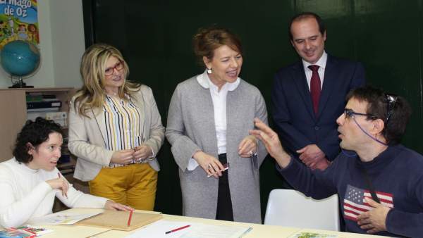 La consejera en su visita a la residencia La consejera en su visita a la residencia