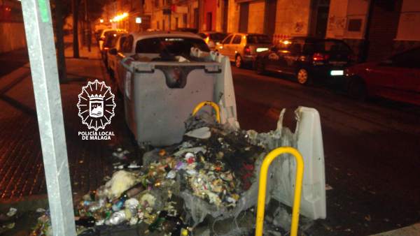 Contenedor quemado por una joven Contenedor quemado por una joven