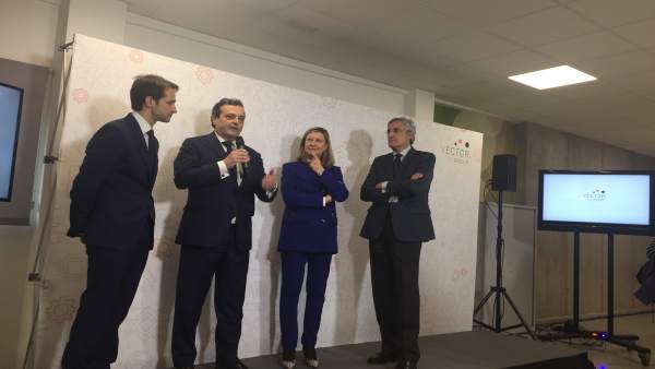 Del Olmo en la visita a la empresa abulense Del Olmo en la visita a la empresa abulense