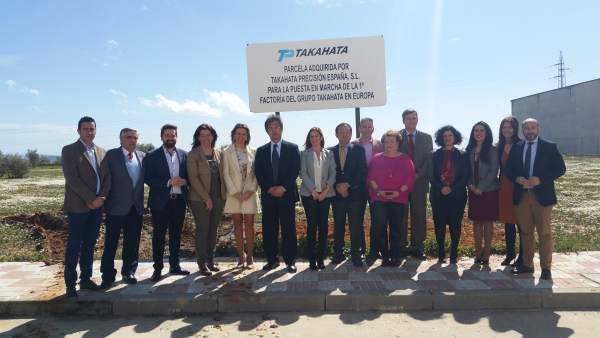Autoridades frente a la parcela donde se instalará Takahata Autoridades frente a la parcela donde se instalará Takahata