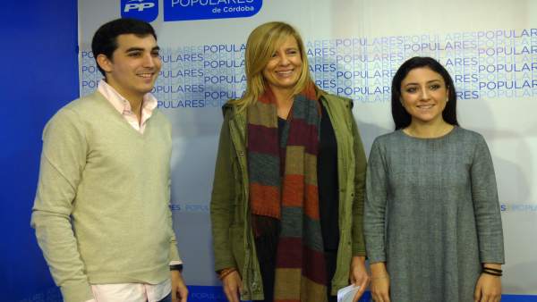 Rosario Alarcón con representantes de Nueva Generaciones de Córdoba Rosario Alarcón con representantes de Nueva Generaciones de Córdoba