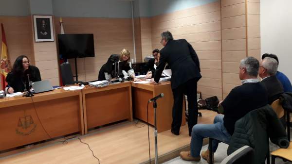 Aplazado el juicio a Lavín por suspender la junta de enero de 2014 Aplazado el juicio a Lavín por suspender la junta de enero de 2014