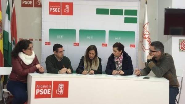La delegada de Fomento, María José Bejarano, con dirigentes socialistas. La delegada de Fomento, María José Bejarano, con dirigentes socialistas.