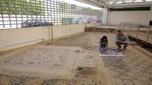 Restauración del mosaico de la Medusa de la Villa Romana de Río Verde de Marbell Restauración del mosaico de la Medusa de la Villa Romana de Río Verde de Marbell