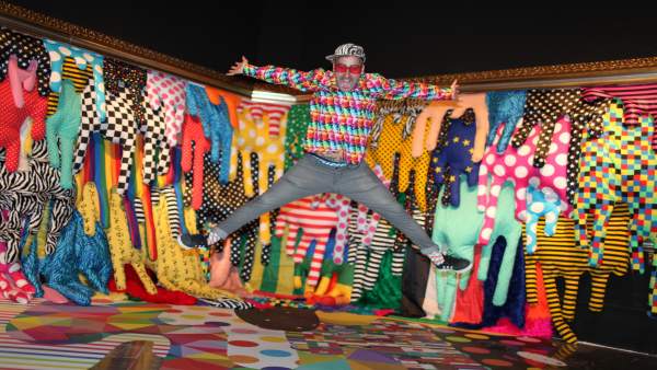 Okuda fa esclatar de color el Centre del Carme amb un centenar d'obres inspirades en cultura clàssica Okuda fa esclatar de color el Centre del Carme amb un centenar d'obres inspirades en cultura clàssica