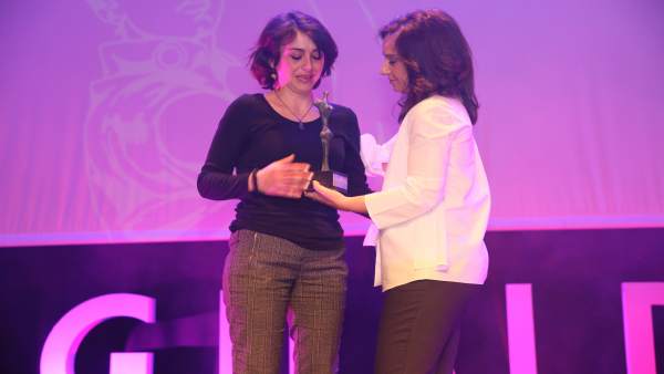 Juana Rivas recoge el Premio 8 de Marzo de manos de la alcaldesa de Getafe Juana Rivas recoge el Premio 8 de Marzo de manos de la alcaldesa de Getafe
