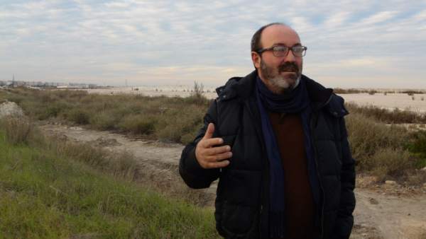 Pedro Jiménez (IU), en las balsas de fosfoyesos. Pedro Jiménez (IU), en las balsas de fosfoyesos.