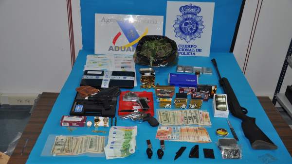 La Policía Nacional Detiene A 14 Personas Y Clausura Un Club De Alterne En Ribad La Policía Nacional Detiene A 14 Personas Y Clausura Un Club De Alterne En Ribad