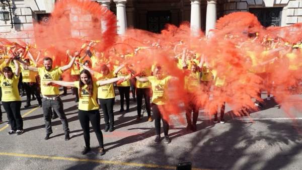 Los activistas han roto unas banderillas con la sangre falsa Los activistas han roto unas banderillas con la sangre falsa