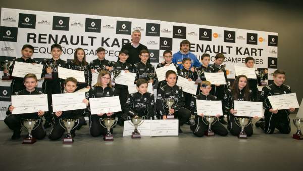 José Vicente de los Mozos y Fernando Alonso, junto a los participantes José Vicente de los Mozos y Fernando Alonso, junto a los participantes
