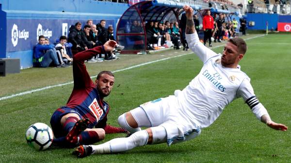 Pedro León pelea por el balón contra Sergio Ramos Pedro León pelea por el balón contra Sergio Ramos