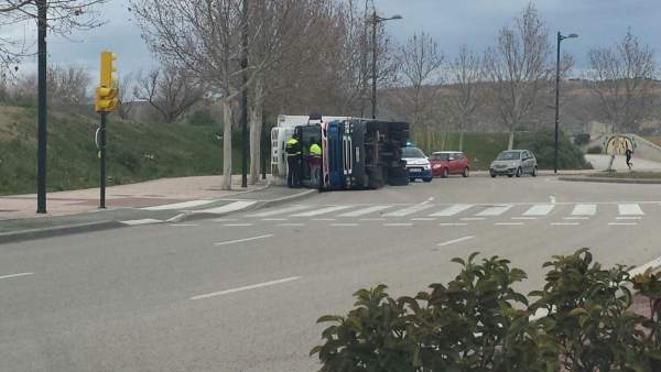 Vuelca un camión en Ronda de Boltaña de Zaragoza. Vuelca un camión en Ronda de Boltaña de Zaragoza.