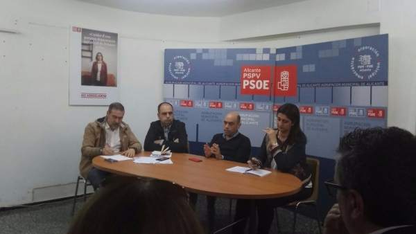 Echávarri, segundo por la derecha en la mesa, este sábado Echávarri, segundo por la derecha en la mesa, este sábado