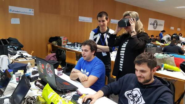 Pilar Alegría visita el hackaton de la EINA. Pilar Alegría visita el hackaton de la EINA.