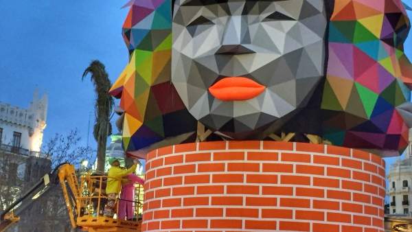 El artista Okuda pintando la Falla del Ayuntamiento El artista Okuda pintando la Falla del Ayuntamiento