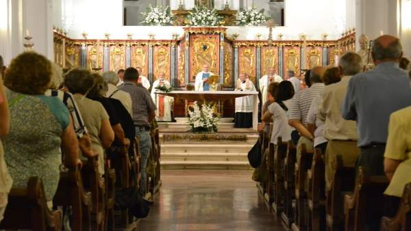 El obispo de Huelva, José Vilaplana, en una eucaristía. El obispo de Huelva, José Vilaplana, en una eucaristía.