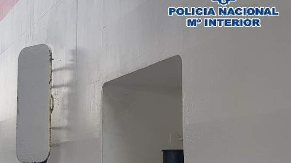Exterior de un buque donde han localizado a tres inmigrantes Exterior de un buque donde han localizado a tres inmigrantes