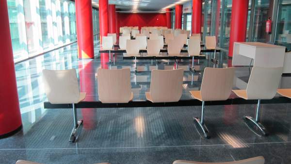 Sala de espera de un centro de salud vacía Sala de espera de un centro de salud vacía