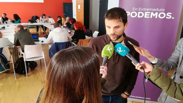 ÞÁlvaro Jaén atiende a los medios de comunicación ÞÁlvaro Jaén atiende a los medios de comunicación