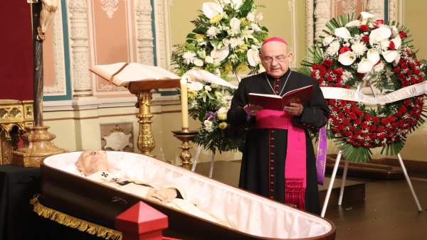 Vicente Jiménez Zamora realiza un responso en la capilla ardiente de Elías Yanes Vicente Jiménez Zamora realiza un responso en la capilla ardiente de Elías Yanes