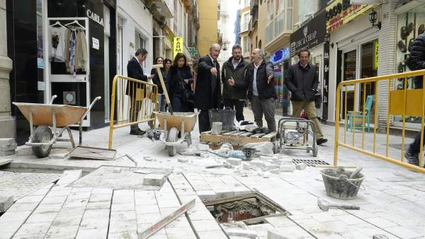 El alcalde de Málaga civita las obras de calle San Juan El alcalde de Málaga civita las obras de calle San Juan