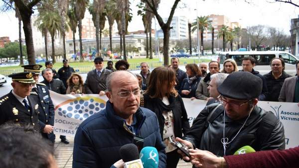 Monago atiende a los medios en el homenaje a las víctimas del terrorismo Monago atiende a los medios en el homenaje a las víctimas del terrorismo