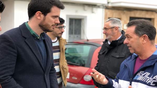 El concejal de Ciudadanos (Cs) Javier Moyano con vecinos de Su Eminencia El concejal de Ciudadanos (Cs) Javier Moyano con vecinos de Su Eminencia