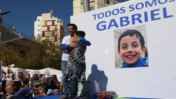 Los padres de Gabriel se abrazan emocionados ante el cariño de miles de personas Los padres de Gabriel se abrazan emocionados ante el cariño de miles de personas