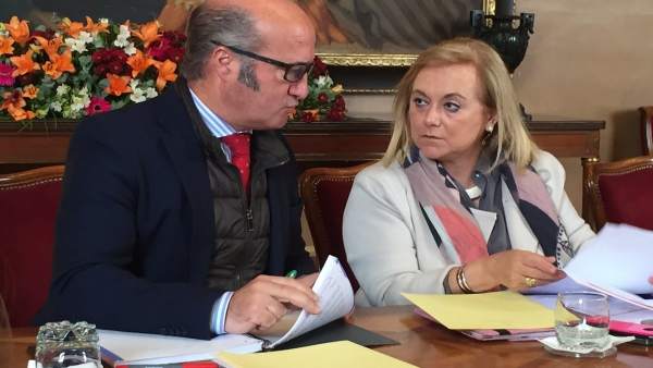 Los diputados del PP Luis Venta y Mercedes Fernández. Los diputados del PP Luis Venta y Mercedes Fernández.