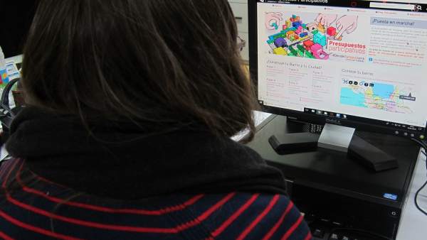 Una joven consulta la página de los presupuestos participativos de Zaragoza Una joven consulta la página de los presupuestos participativos de Zaragoza