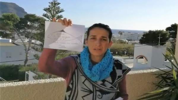 Patricia Ramírez, la madre de Gabriel, muestra un dibujo para su hijo Patricia Ramírez, la madre de Gabriel, muestra un dibujo para su hijo
