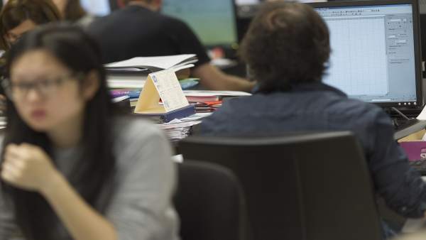 Imagen de ARCHIVO. Trabajadores en una oficina. Imagen de ARCHIVO. Trabajadores en una oficina.