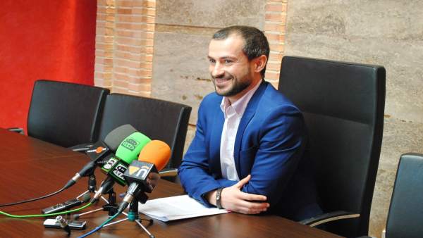 Del Fresno en la rueda de prensa de despedida Del Fresno en la rueda de prensa de despedida