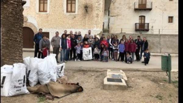 Vecinos recogen 4 toneladas de residuos en el Delta de l'Ebre Vecinos recogen 4 toneladas de residuos en el Delta de l'Ebre