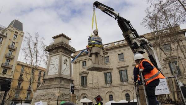 Retirada de la estatua de Antonio López Retirada de la estatua de Antonio López