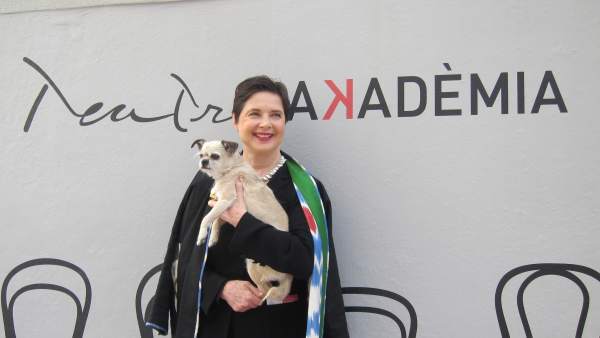 La actriz Isabella Rossellini con su perro. La actriz Isabella Rossellini con su perro.