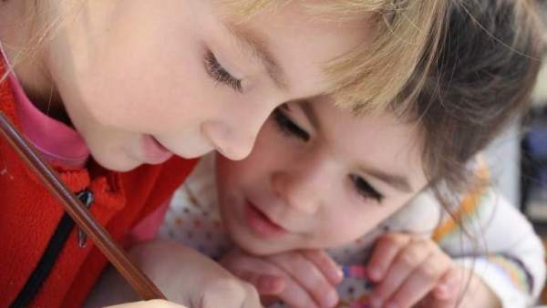 Dos niñas en la escuela. Dos niñas en la escuela.
