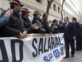 Zoido, junto a a los sindicatos policiales y asociaciones de guardias civiles