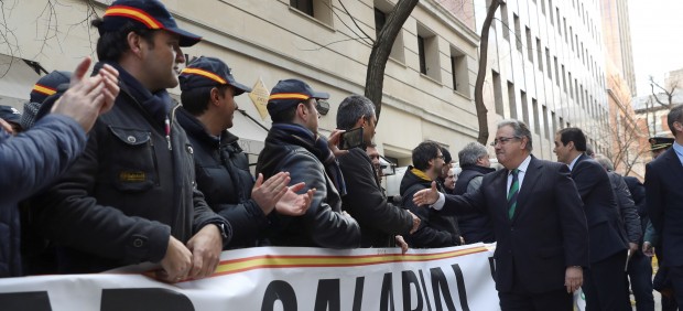 Zoido, junto a a los sindicatos policiales y asociaciones de guardias civiles