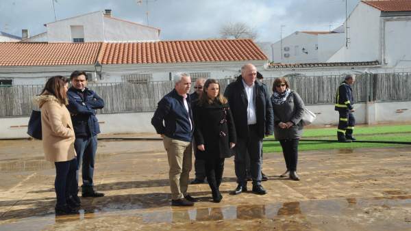 El alcalde, la delegada y el presidente en La Granjuela mientras aún actúan los El alcalde, la delegada y el presidente en La Granjuela mientras aún actúan los