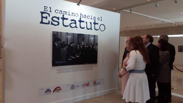 Los presidentes de las Cortes, Congreso y Senado ven la exposición Los presidentes de las Cortes, Congreso y Senado ven la exposición